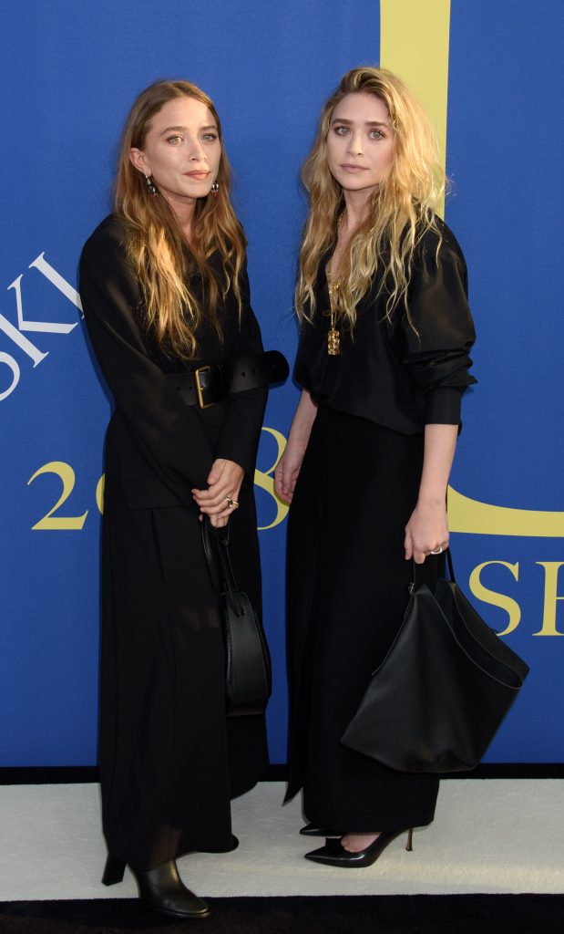 Mary Kate Olsen si Ashley Olsen.