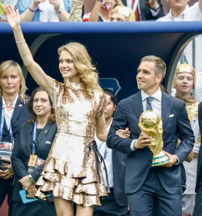 Natalia Vodianova a inmanat trofeul Campionatului Mondial de Fotbal